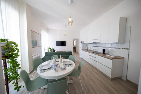 TV and multimedia, Kitchen or kitchenette, Living room, Seating area, Dining area, pet friendly, stove