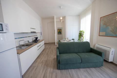 TV and multimedia, Kitchen or kitchenette, Living room, Seating area, Dining area, oven, pet friendly, stove