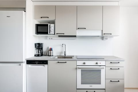 Coffee/tea facilities, Kitchen or kitchenette, dishwasher, oven, stove