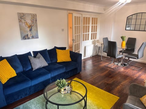 Spacious 3-bed apartment close to Birmingham City with free parking with Netflix contractor stays welcome Apartment in Birmingham