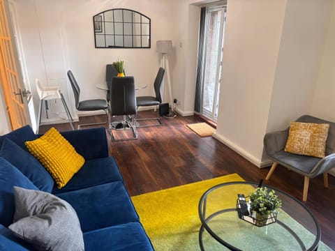 Spacious 3-bed apartment close to Birmingham City with free parking with Netflix contractor stays welcome Apartment in Birmingham