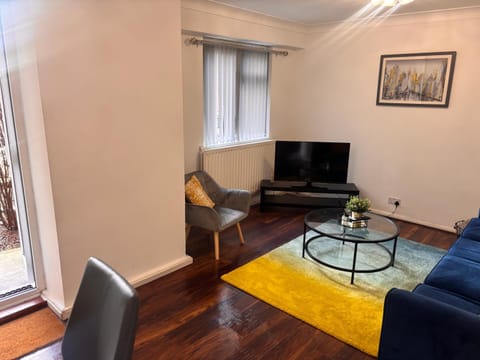 Spacious 3-bed apartment close to Birmingham City with free parking with Netflix contractor stays welcome Apartment in Birmingham