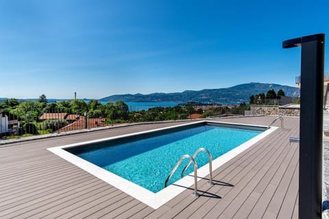 Lake view, Swimming pool