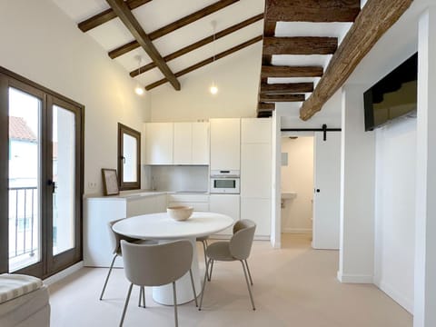 TV and multimedia, Kitchen or kitchenette, Dining area, oven, stove
