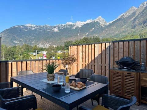 Balcony/Terrace, Seating area, Dining area, Mountain view