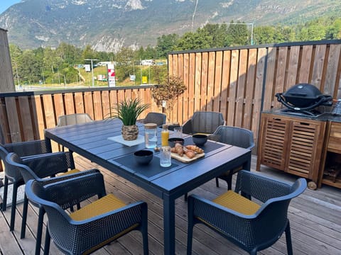 BBQ facilities, Balcony/Terrace, Seating area, Dining area, Mountain view