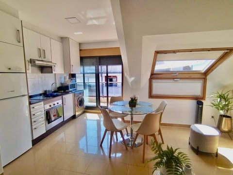 Kitchen or kitchenette, Dining area, oven, stove