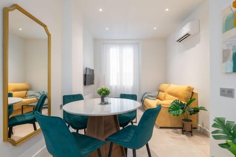 TV and multimedia, Living room, Seating area, Dining area, air conditioner