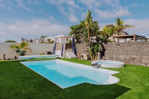 Property building, Garden, Garden view, Pool view, Swimming pool, sunbed