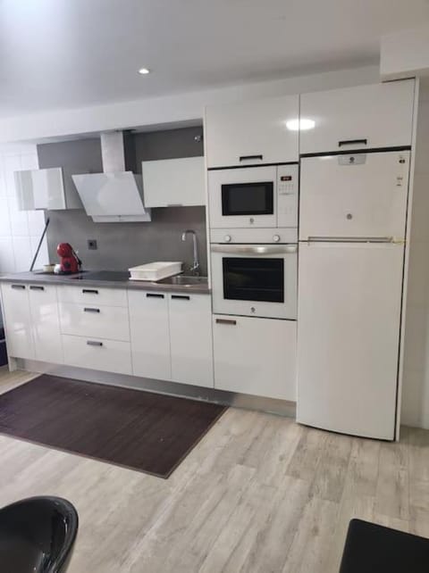 Kitchen or kitchenette, oven, pet friendly, stove