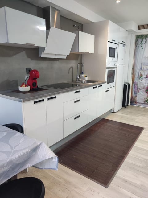 Kitchen or kitchenette, oven, pet friendly, stove