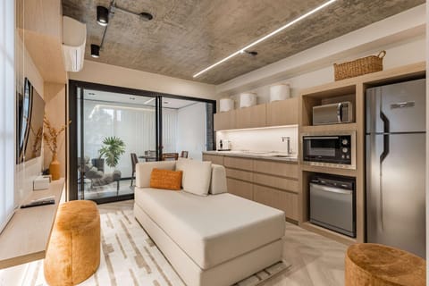 Kitchen or kitchenette, Living room, Seating area, Dining area, minibar, oven, stove, toaster