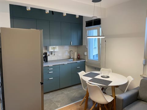 Kitchen or kitchenette, Dining area, stove