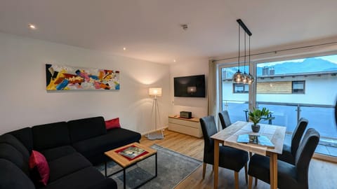 TV and multimedia, Living room, Seating area, Dining area, Evening entertainment