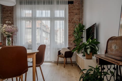 TV and multimedia, Living room, Seating area, Dining area, Evening entertainment