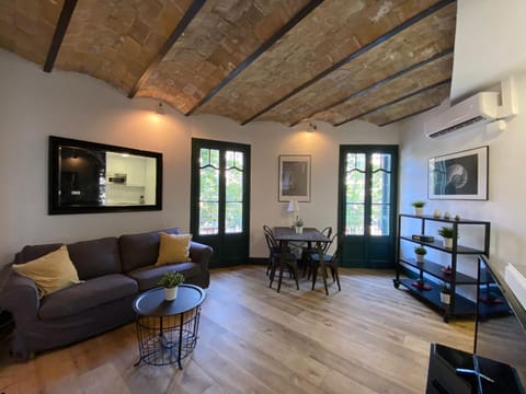 TV and multimedia, Living room, Seating area, Dining area, air conditioner