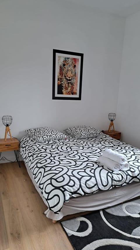 Photo of the whole room, Bedroom