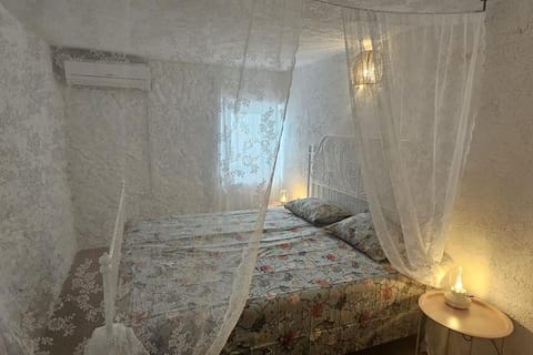 Bed, Photo of the whole room, Bedroom, air conditioner