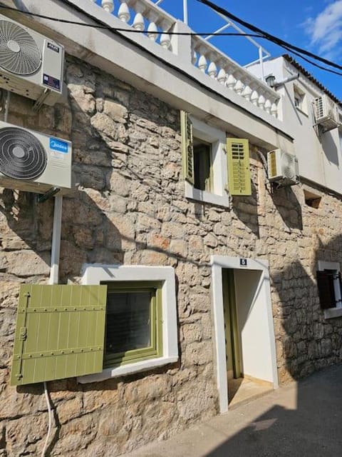 Property building, Day, air conditioner