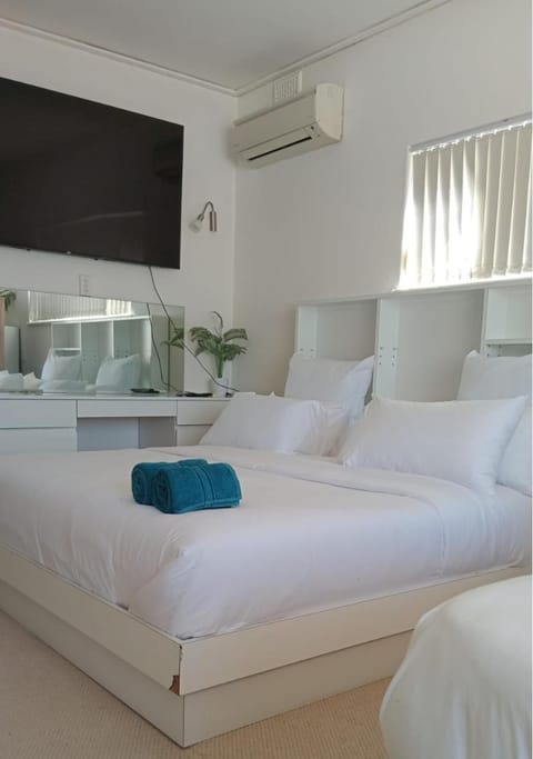 Bed, TV and multimedia, Photo of the whole room, Bedroom, towels, air conditioner