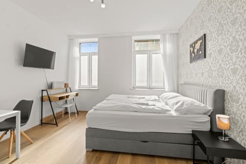 Bed, TV and multimedia, Photo of the whole room, Seating area, Bedroom, towels