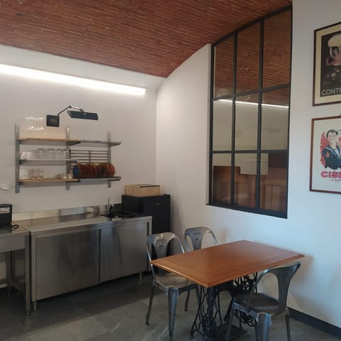 Kitchen or kitchenette, Dining area