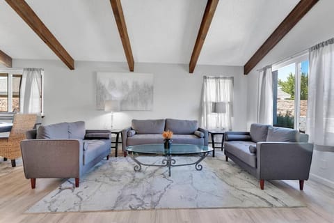 High Desert Dream on the Fairway WiFi Smart TVs House in Apple Valley