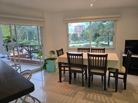 Communal lounge/ TV room, TV and multimedia, Dining area