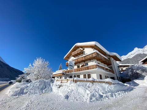 Property building, Day, Natural landscape, Winter, Mountain view