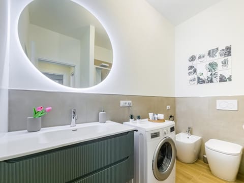 Toilet, Bathroom, towels, washing machine