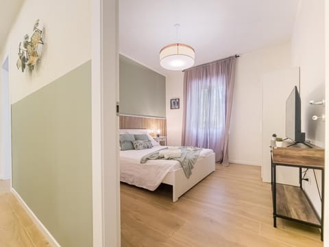 Bed, TV and multimedia, Photo of the whole room, Bedroom, towels