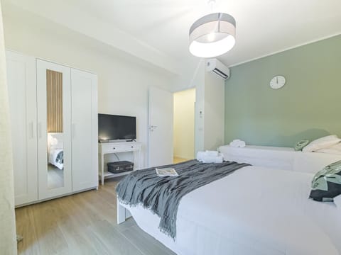 Communal lounge/ TV room, Bed, TV and multimedia, Photo of the whole room, Evening entertainment, Bedroom, towels, wardrobe