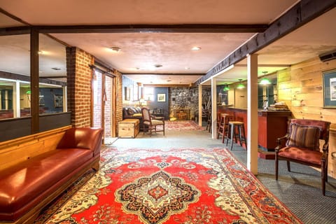 Private Tavern, Hot Tub, 8-Fireplaces, Spa Baths, Fire Pit, Baths Ensuite - Shop or Ski! House in Landgrove