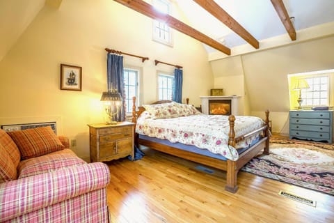 Private Tavern, Hot Tub, 8-Fireplaces, Spa Baths, Fire Pit, Baths Ensuite - Shop or Ski! House in Landgrove