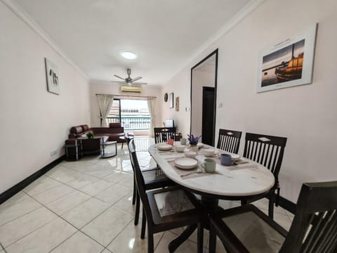 Living room, Seating area, Dining area