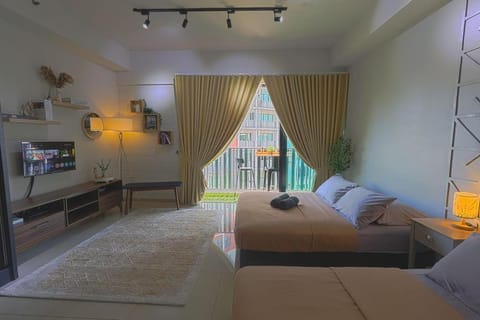Bed, TV and multimedia, Living room, Photo of the whole room, Seating area, Bedroom