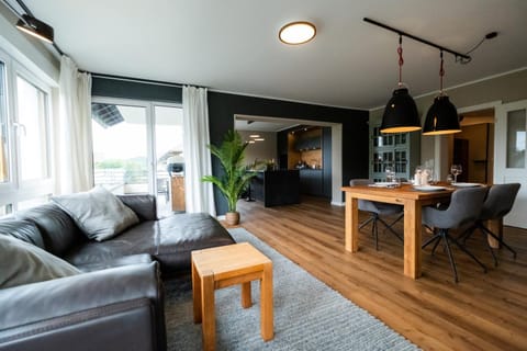Kitchen or kitchenette, Living room, Seating area, Dining area