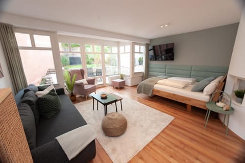 Bed, TV and multimedia, Living room, Seating area, Bedroom