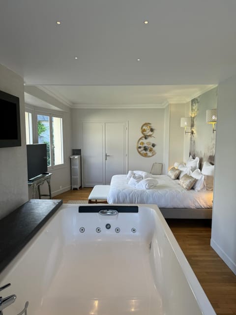 Hot Tub, Photo of the whole room, Bedroom