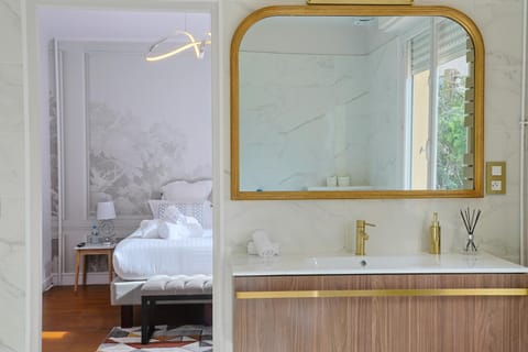 Bed, Bathroom, Photo of the whole room, Bedroom, towels