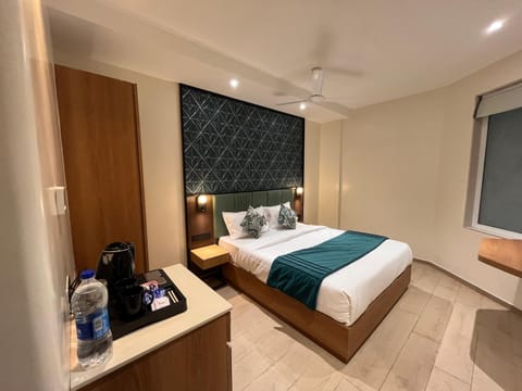 Bed, TV and multimedia, Photo of the whole room, Bedroom, towels