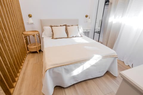 Bed, Photo of the whole room, Bedroom, internet