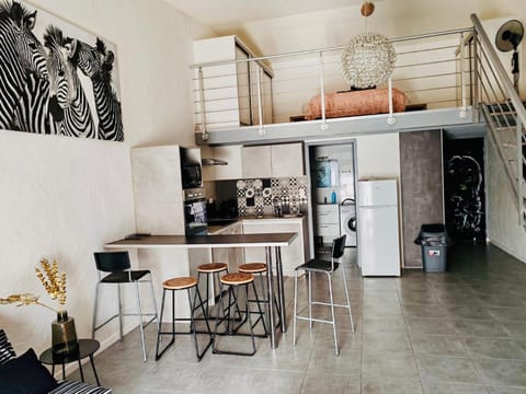 Kitchen or kitchenette, Dining area