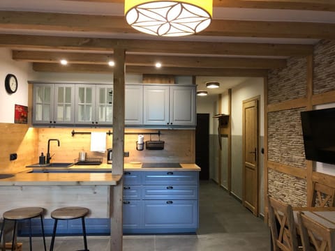 Kitchen or kitchenette, Dining area, minibar, stove