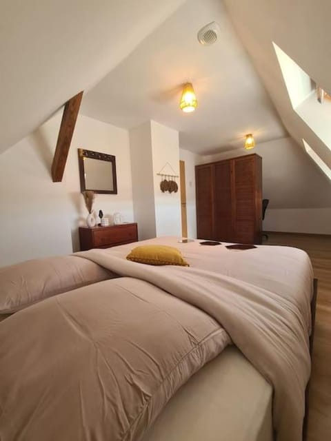 Photo of the whole room, Bedroom