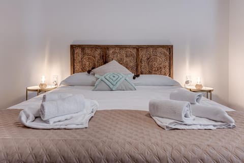 Bed, Bedroom, towels