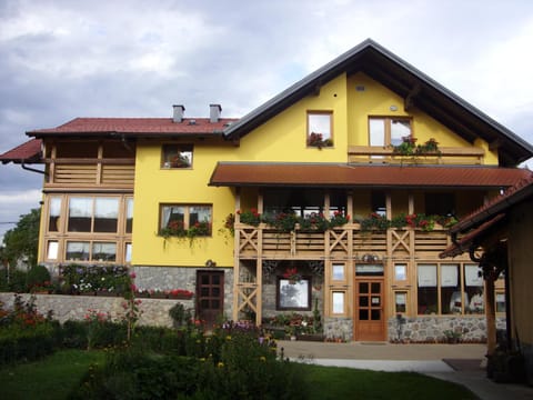 Facade/entrance