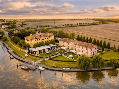 Property building, Day, Natural landscape, Bird's eye view, Landmark view, River view, Sea view