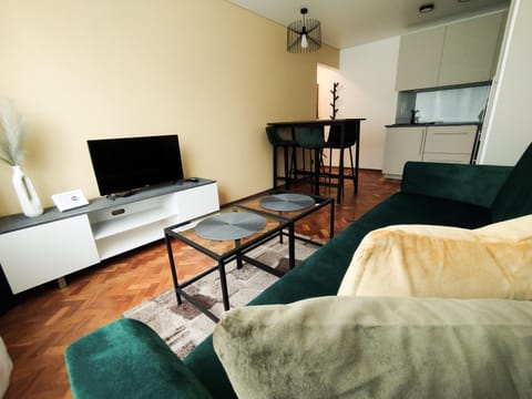 Communal lounge/ TV room, TV and multimedia, Living room, Seating area, Dining area