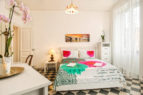 Bed, Day, Photo of the whole room